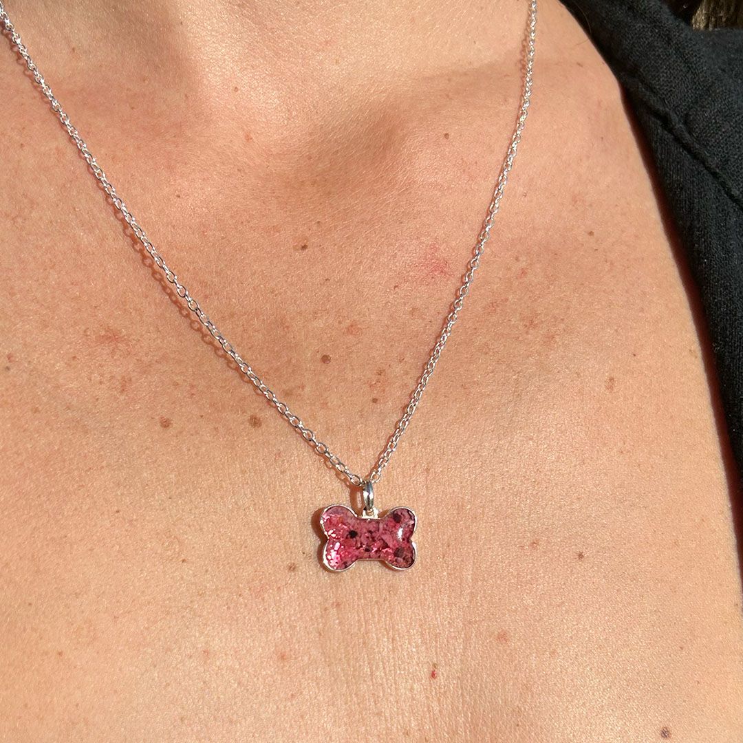 colgante de hueso rosa en plata con ceniza de mascota