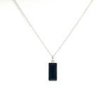 colgante de plata rectangular con ceniza de mascota
