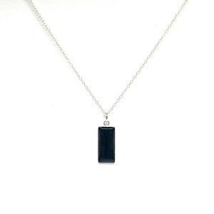 colgante de plata rectangular con ceniza de mascota